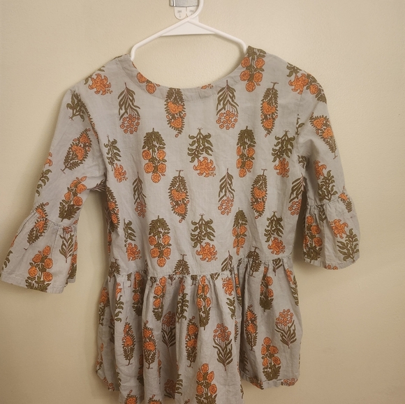 Size M Nayo floral patterned top with slight flutter sleeves & peplum bottom - Picture 5 of 5